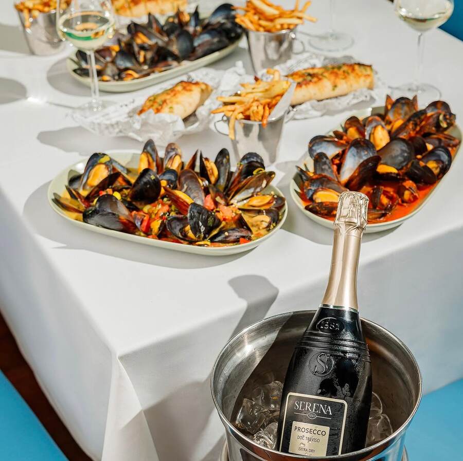 Midii marinière și prosecco