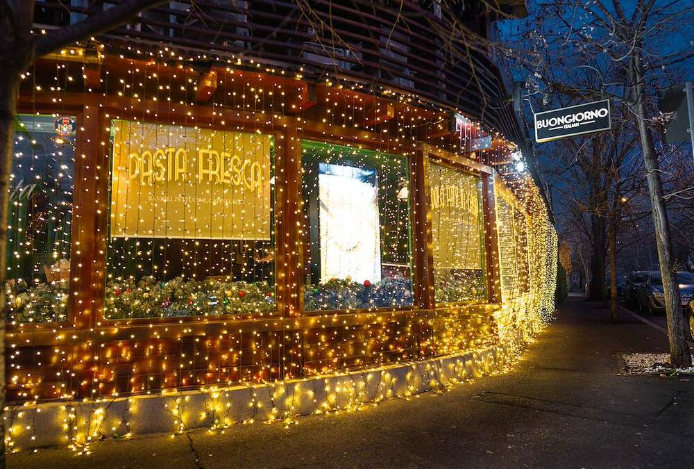 Vitrinele Pasta Fresca cu perdele de luminițe