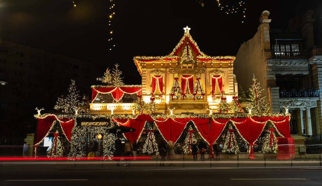 Buongiorno Italian Victoriei — fațada decorată de Crăciun